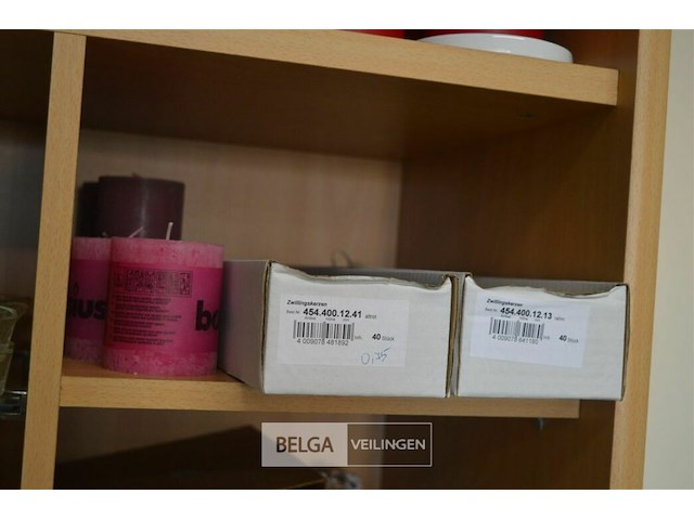 Inhoud legger div kaarsen en decoratie materialen - afbeelding 7 van  7