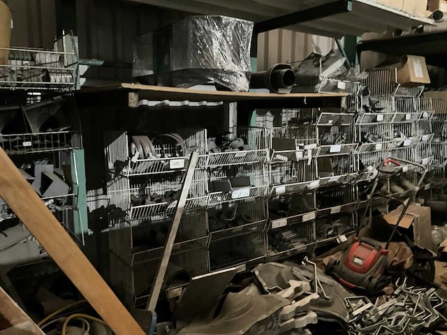 Inhoud magazijn op platform - afbeelding 2 van  8