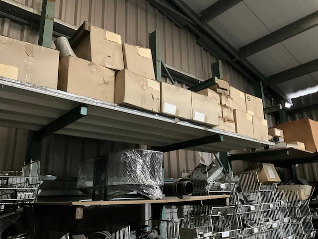 Inhoud magazijn op platform - afbeelding 3 van  8