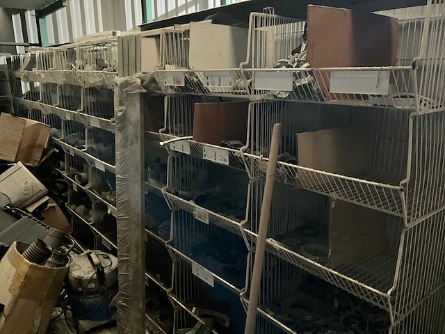 Inhoud magazijn op platform - afbeelding 5 van  8