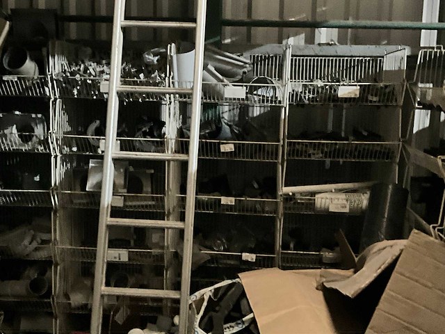 Inhoud magazijn op platform - afbeelding 6 van  8