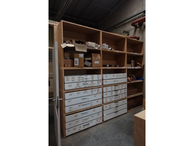 Inhoud magazijn - afbeelding 12 van  26