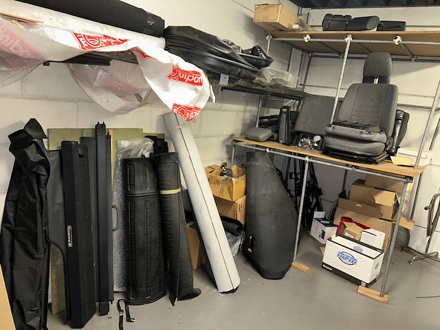 Inhoud op platform boven keuken - afbeelding 1 van  7