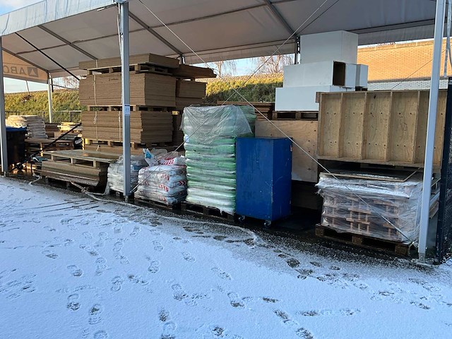 Inhoud opslagtent buiten - afbeelding 1 van  9