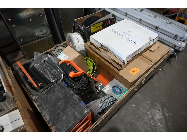 Inhoud pallet diverse werkmateriaal - afbeelding 1 van  6