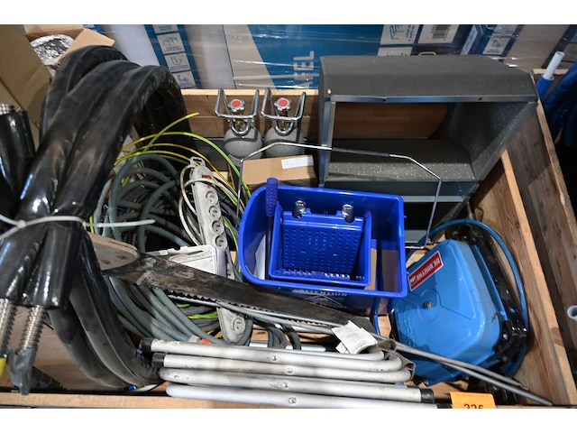 Inhoud pallet diverse werkmateriaal - afbeelding 1 van  5