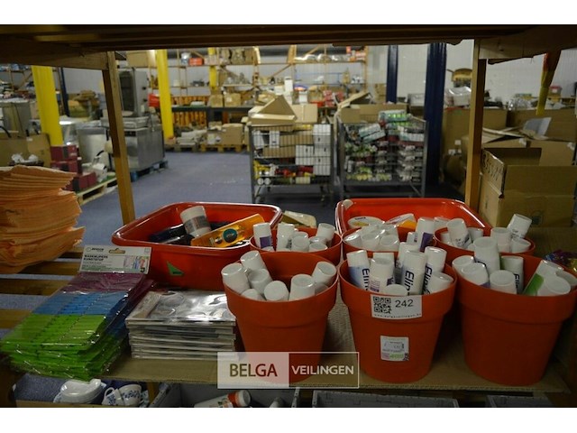 Inhoud rek , ±45 tandpasta, magneetjes, wasknijper,…. - afbeelding 1 van  5