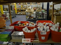 Inhoud rek , ±45 tandpasta, magneetjes, wasknijper,….