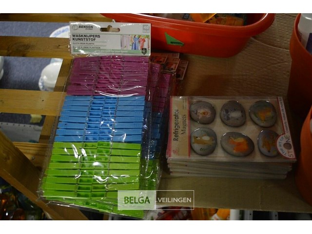 Inhoud rek , ±45 tandpasta, magneetjes, wasknijper,…. - afbeelding 2 van  5