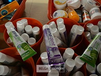 Inhoud rek , ±45 tandpasta, magneetjes, wasknijper,…. - afbeelding 3 van  5