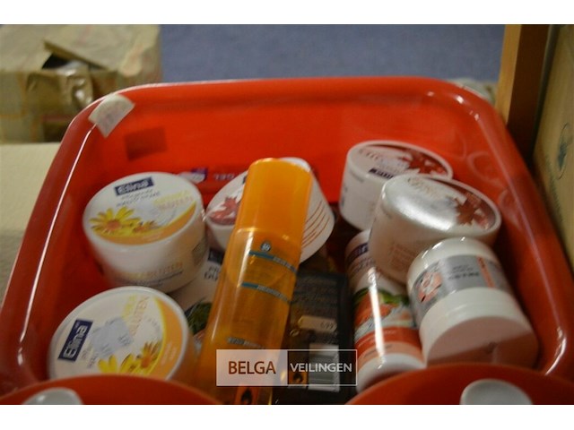 Inhoud rek , ±45 tandpasta, magneetjes, wasknijper,…. - afbeelding 4 van  5