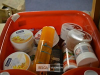 Inhoud rek , ±45 tandpasta, magneetjes, wasknijper,…. - afbeelding 4 van  5