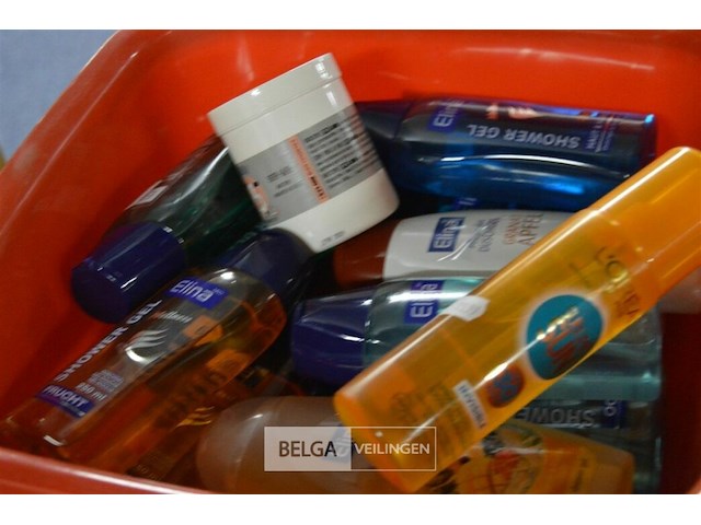 Inhoud rek , ±45 tandpasta, magneetjes, wasknijper,…. - afbeelding 5 van  5