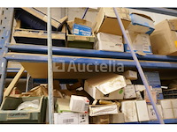 Inhoud rek : allehande divers bevestigingsmateriaal en dergelijken - afbeelding 4 van  12