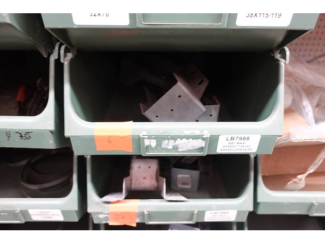 Inhoud rek diversen - afbeelding 32 van  48