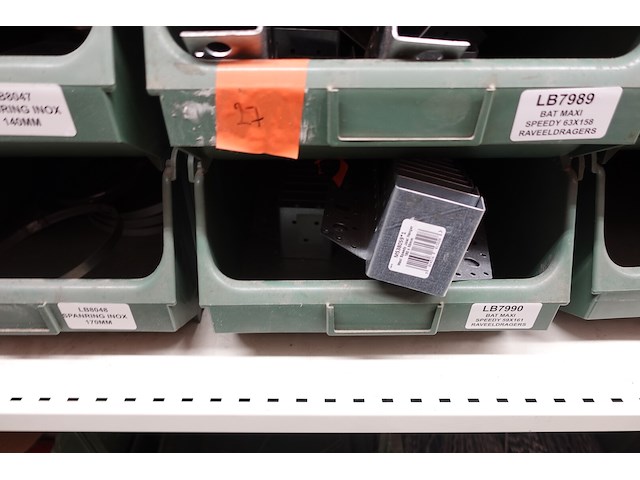 Inhoud rek diversen - afbeelding 35 van  48