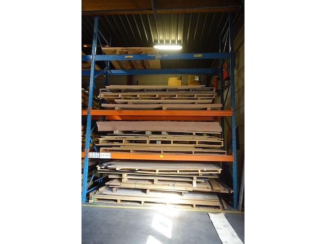 Inhoud rek/ houten platen - afbeelding 1 van  5
