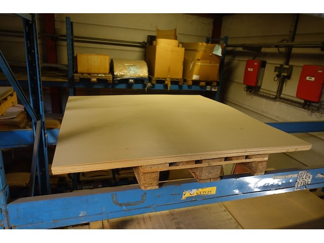 Inhoud rek/ houten platen - afbeelding 2 van  5