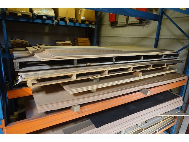 Inhoud rek/ houten platen - afbeelding 3 van  5