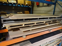 Inhoud rek/ houten platen - afbeelding 3 van  5