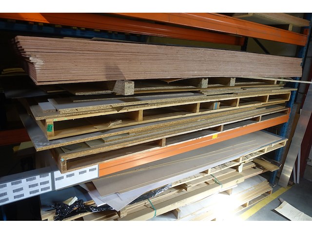 Inhoud rek/ houten platen - afbeelding 4 van  5