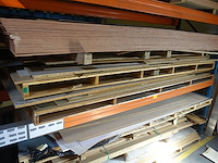 Inhoud rek/ houten platen - afbeelding 4 van  5