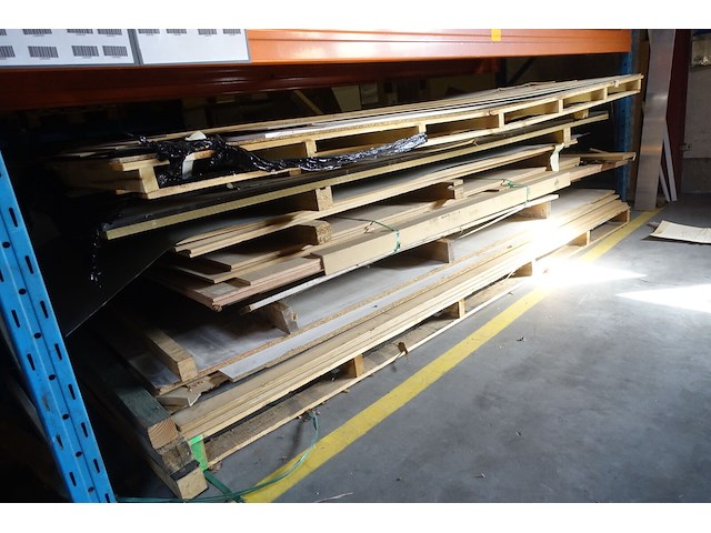 Inhoud rek/ houten platen - afbeelding 5 van  5