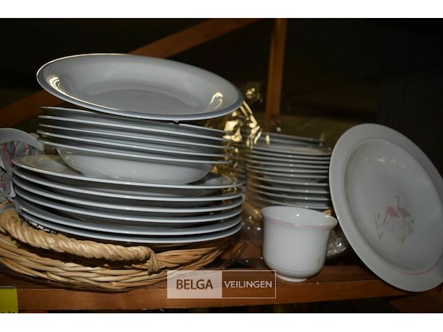 Inhoud rek partij servies - afbeelding 1 van  4