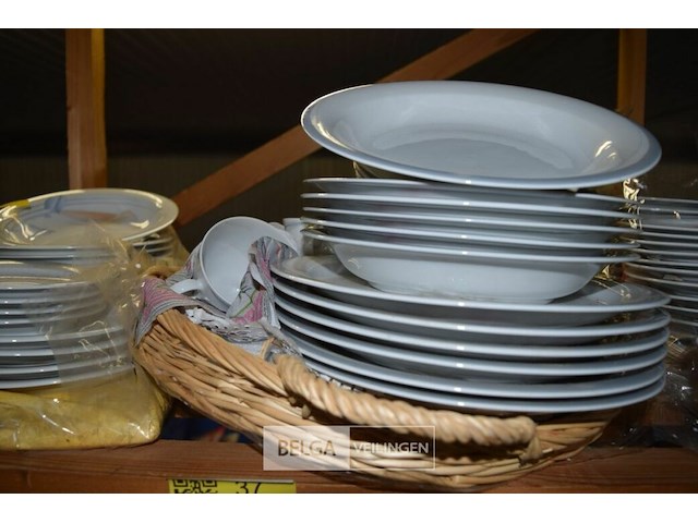 Inhoud rek partij servies - afbeelding 2 van  4
