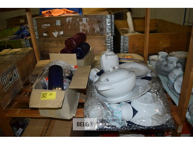 Inhoud rek partij servies - afbeelding 1 van  4