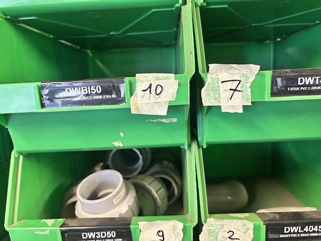 Inhoud rek w.o. pvc drukkoppelingen & koppelstukken - afbeelding 7 van  11