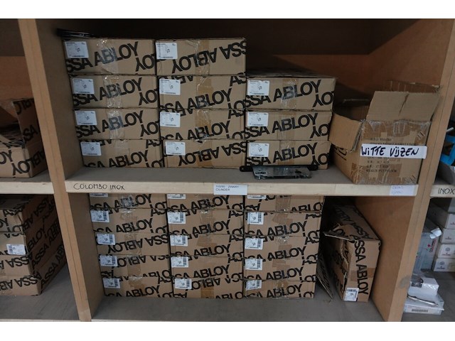 Inhoud rek - afbeelding 3 van  17