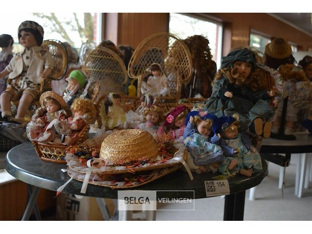 Inhoud tafe div porselijnen poppen - afbeelding 1 van  7