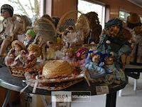 Inhoud tafe div porselijnen poppen - afbeelding 1 van  7