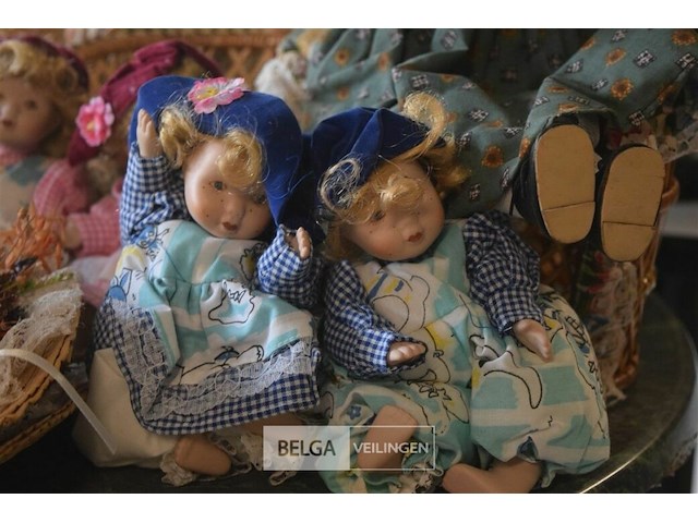Inhoud tafe div porselijnen poppen - afbeelding 2 van  7