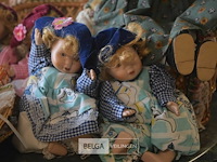 Inhoud tafe div porselijnen poppen - afbeelding 2 van  7