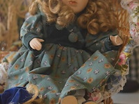 Inhoud tafe div porselijnen poppen - afbeelding 3 van  7