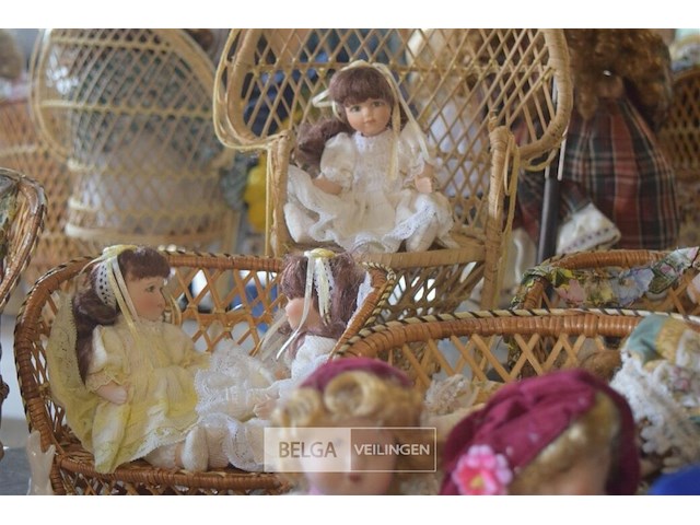 Inhoud tafe div porselijnen poppen - afbeelding 4 van  7