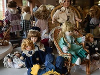Inhoud tafe div porselijnen poppen - afbeelding 1 van  5