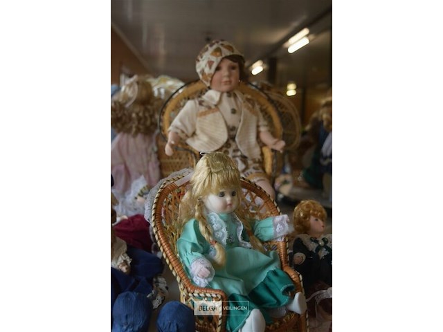 Inhoud tafe div porselijnen poppen - afbeelding 2 van  5