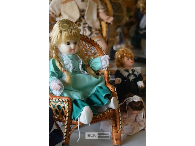 Inhoud tafe div porselijnen poppen - afbeelding 3 van  5