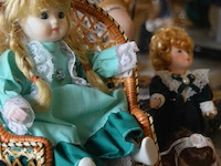 Inhoud tafe div porselijnen poppen - afbeelding 3 van  5