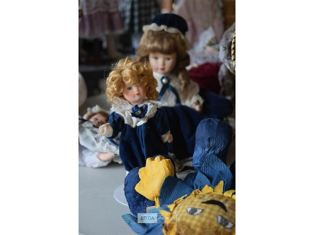 Inhoud tafe div porselijnen poppen - afbeelding 4 van  5