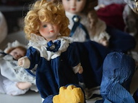 Inhoud tafe div porselijnen poppen - afbeelding 4 van  5