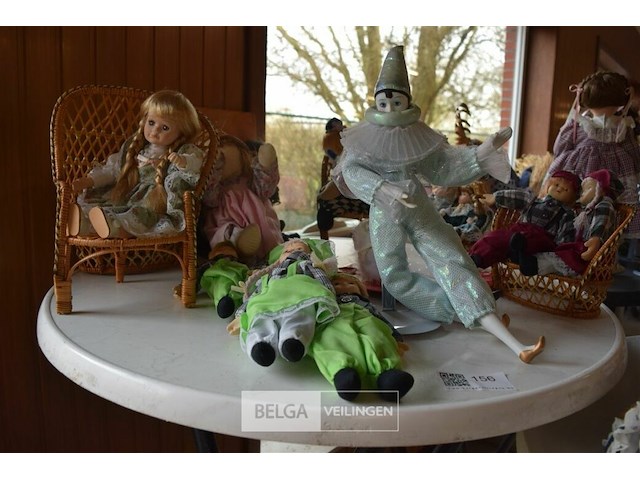 Inhoud tafe div porselijnen poppen - afbeelding 1 van  5