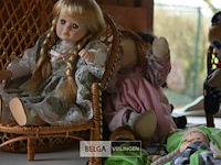 Inhoud tafe div porselijnen poppen - afbeelding 2 van  5