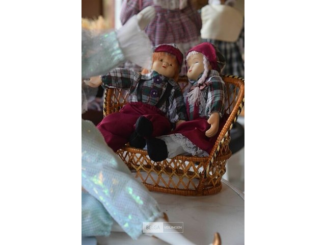 Inhoud tafe div porselijnen poppen - afbeelding 5 van  5