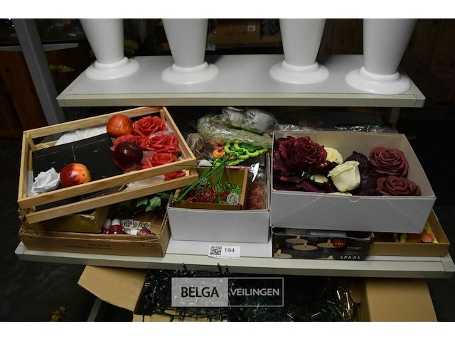 Inhoud tafel decoratiematerialen - afbeelding 1 van  7