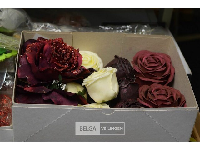 Inhoud tafel decoratiematerialen - afbeelding 2 van  7