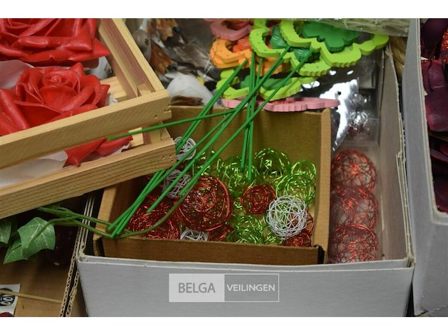 Inhoud tafel decoratiematerialen - afbeelding 4 van  7